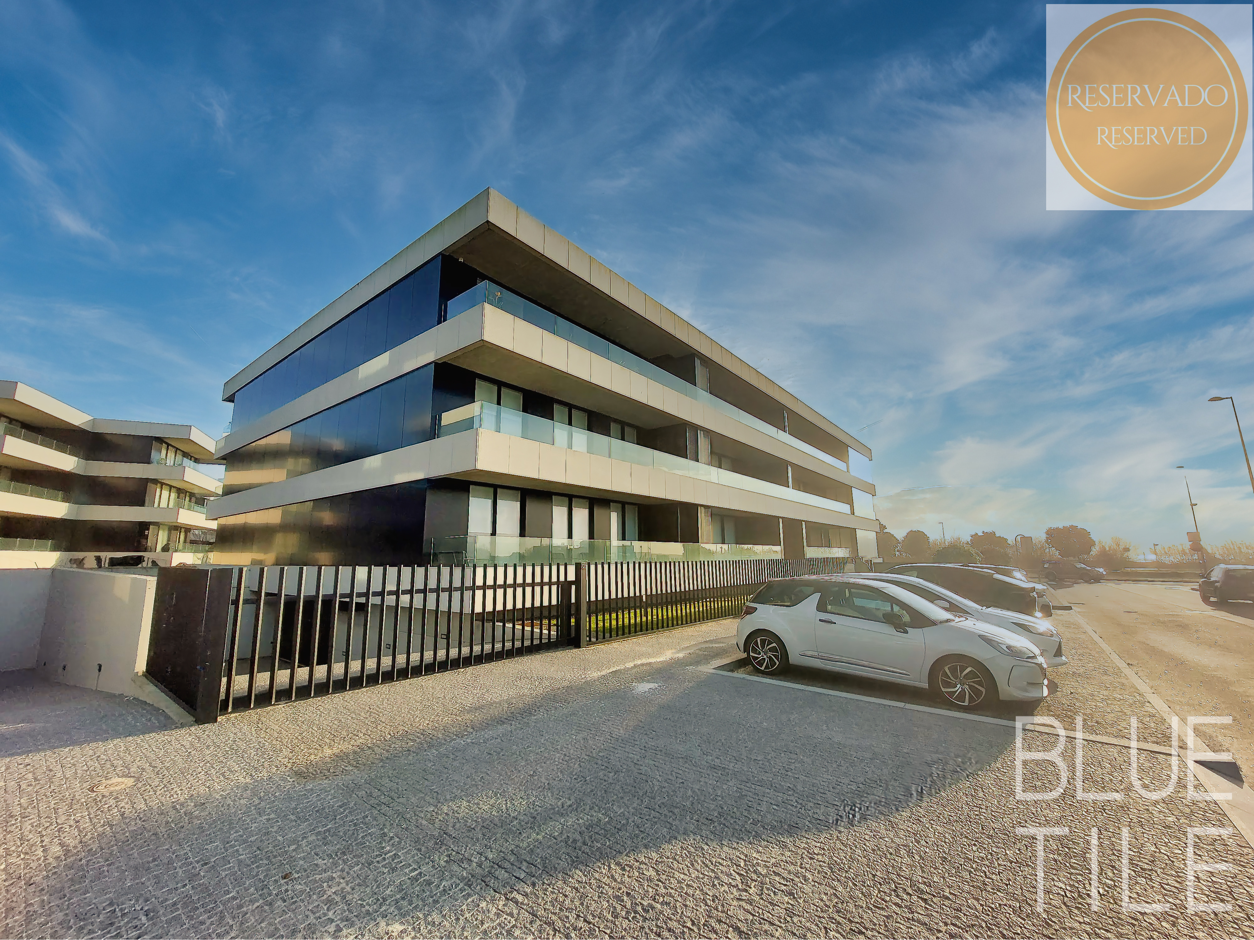 3-Bedroom Apartment – Top Floor, 3 Suites and Large Private Garage, Beachfront